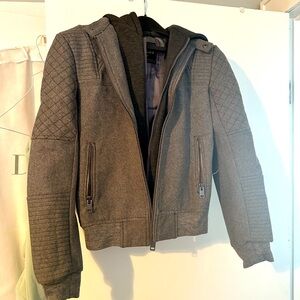 XS Express Jacket.
Lined wool jacket with hood and many pockets.